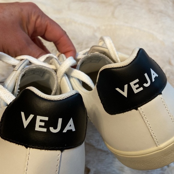 Veja Women’s White Sneakers with Black Accents LIKE NEW CONDITION!! - Picture 3 of 8
